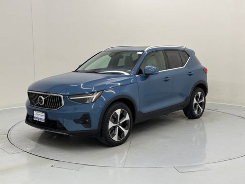 Used 2023 Volvo XC40 B5 Plus w/ Driver Assist Package image 2