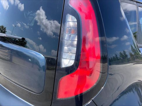 Used 2018 Kia Soul + FWD image 30