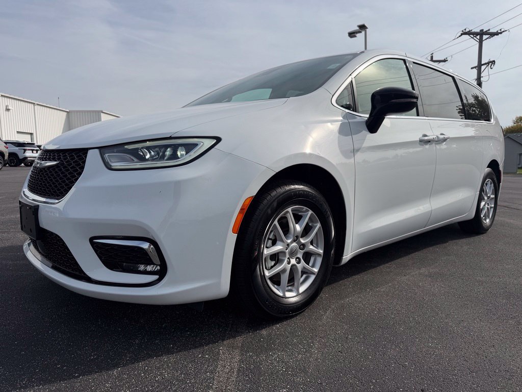 Used 2025 Chrysler Pacifica Select FWD image 1