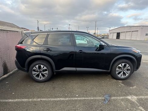 Used 2023 Nissan Rogue SV image 3