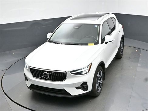 Used 2023 Volvo XC40 B4 Plus w/ Protection Package Premier image 18