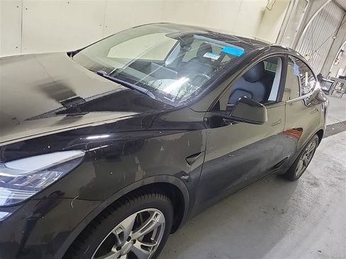 Used 2020 Tesla Model Y Long Range image 3