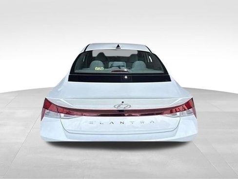 Used 2023 Hyundai Elantra SEL FWD image 4