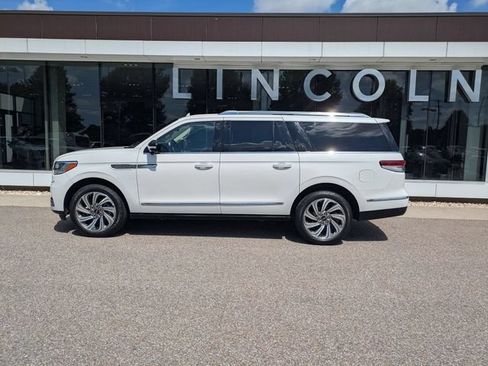 Certified 2023 Lincoln Navigator L Reserve AWD/4WD image 3