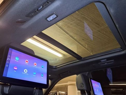 Certified 2025 Cadillac Escalade ESV Premium Luxury AWD/4WD image 19