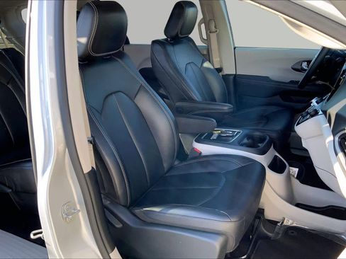 Used 2024 Chrysler Pacifica Touring-L FWD image 9