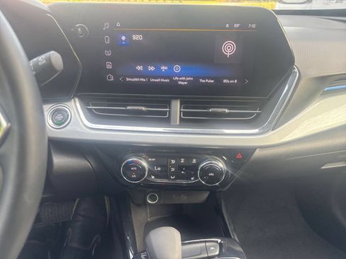 Used 2025 Chevrolet Trax LT w/ LT Convenience Package FWD image 17