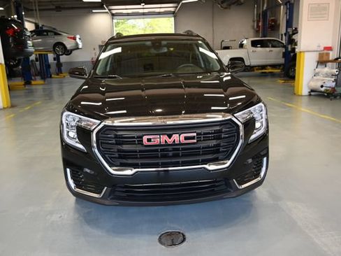 Used 2024 GMC Terrain SLE w/ Driver Convenience Package FWD image 2