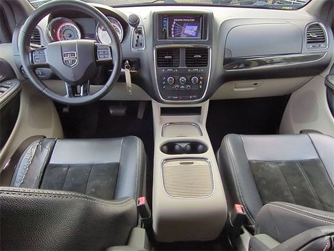 Used 2014 Dodge Grand Caravan SXT image 19