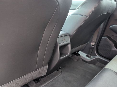 Used 2025 Chevrolet Trax LT FWD image 32