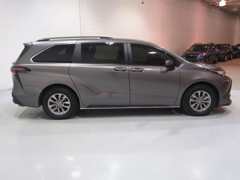 Used 2022 Toyota Sienna LE FWD image 2