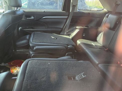 Used 2018 Toyota Highlander SE image 22
