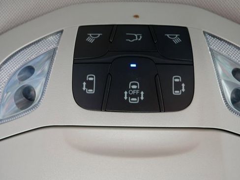 Used 2023 Chrysler Voyager LX image 36