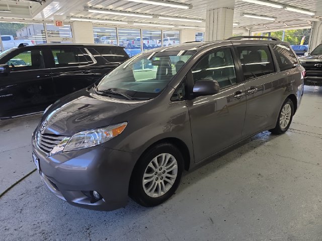 Used 2015 Toyota Sienna XLE Premium FWD image 2