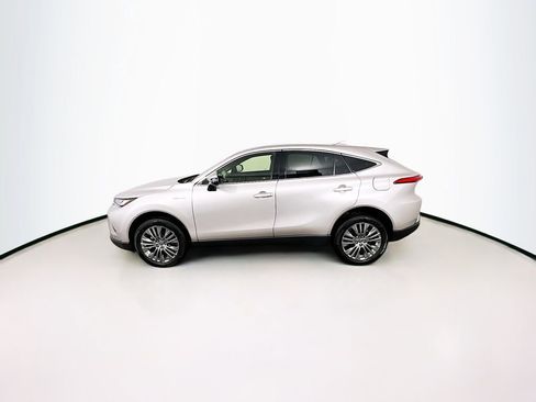 Used 2021 Toyota Venza Limited image 4