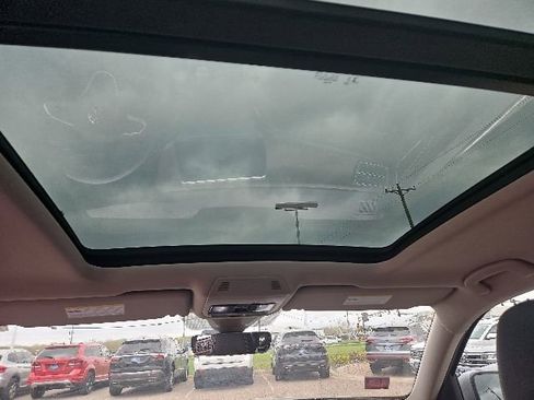 Used 2024 Volkswagen Atlas SE w/ Panoramic Sunroof Package AWD/4WD image 3