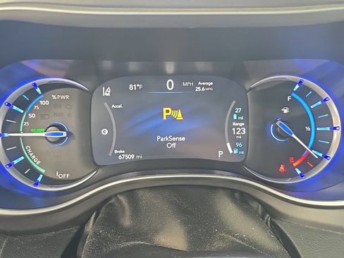 Used 2023 Chrysler Pacifica Touring-L FWD image 5