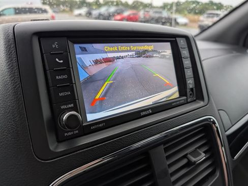 Used 2018 Dodge Grand Caravan SXT FWD image 12
