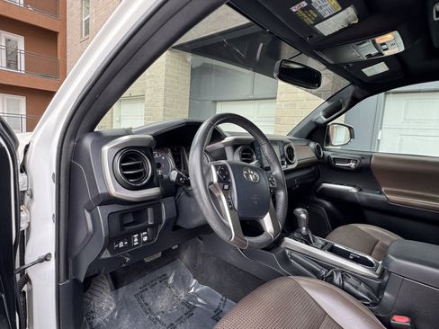 Used 2017 Toyota Tacoma Limited w/ Tow Package AWD/4WD image 18