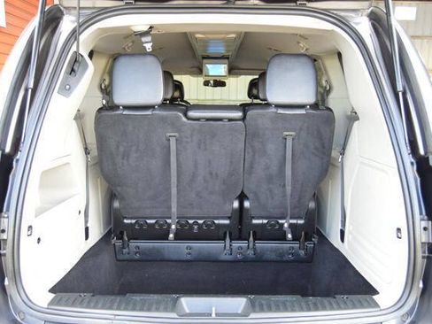 Used 2015 Chrysler Town & Country Touring FWD image 39