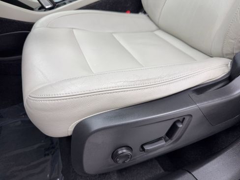 Used 2019 Volvo XC40 T4 Momentum image 36