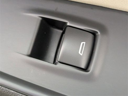 Used 2022 Chevrolet Traverse LT image 35