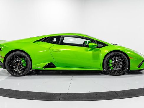 Used 2022 Lamborghini Huracan EVO RWD image 2