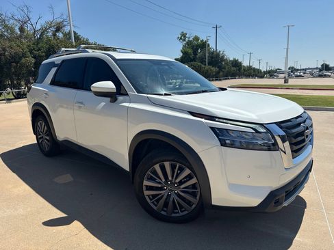 Used 2023 Nissan Pathfinder SL w/ SL Premium Package FWD image 3