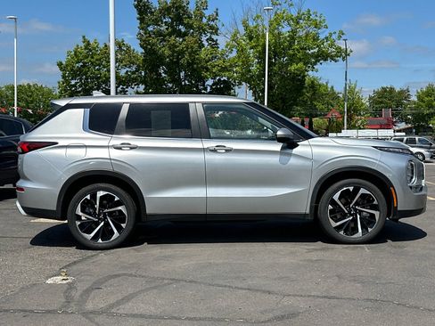 Used 2024 Mitsubishi Outlander SE FWD image 3