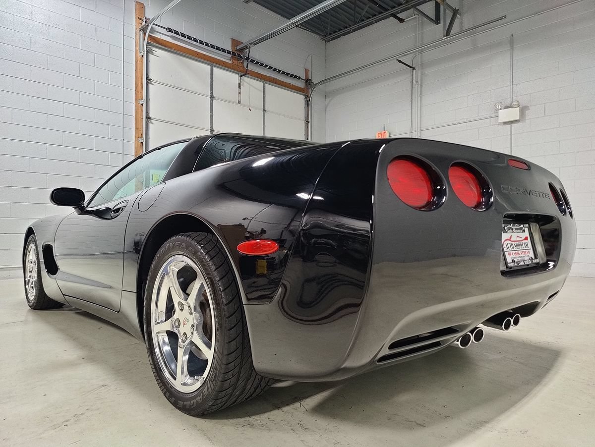 Used 2004 Chevrolet Corvette Coupe w/ Preferred Equipment Group RWD image 21