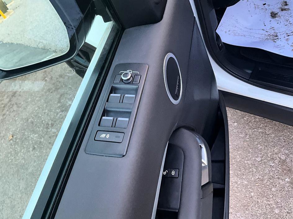 Used 2020 Land Rover Discovery Landmark AWD/4WD image 13