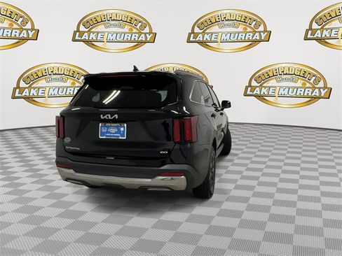 Used 2024 Kia Sorento S image 2