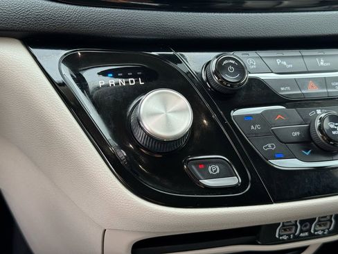 Used 2023 Chrysler Pacifica Touring-L image 31