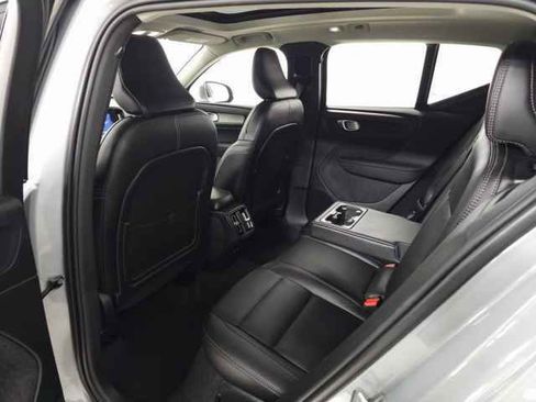 Certified 2025 Volvo XC40 B5 Core image 31