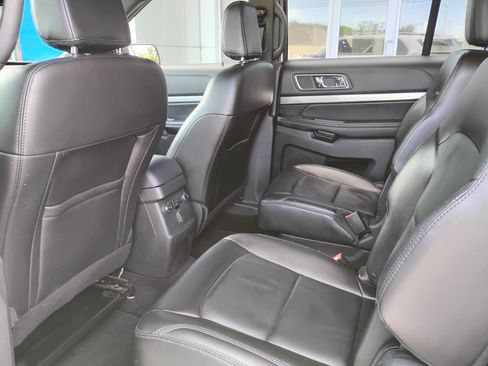 Used 2018 Ford Explorer XLT w/ Equipment Group 202A AWD/4WD image 17