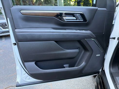 Used 2025 Chevrolet Tahoe High Country RWD image 10