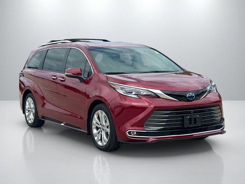 Used 2023 Toyota Sienna Platinum FWD image 3