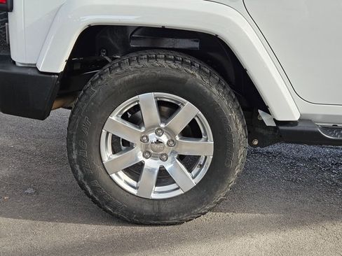 Used 2018 Jeep Wrangler Unlimited Sahara w/ Connectivity Group AWD/4WD image 21