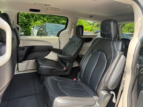 Used 2023 Chrysler Pacifica Touring-L FWD image 11