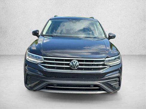 Used 2022 Volkswagen Tiguan SE w/ Panoramic Sunroof Package FWD image 2