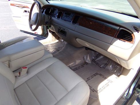 Used 2002 Lincoln Town Car Signature RWD image 26