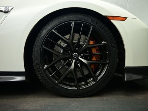 Used 2018 Nissan GT-R Premium w/ Premium Interior Package image 16
