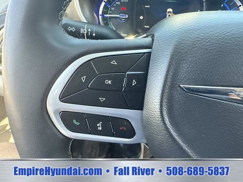 Used 2023 Chrysler Pacifica Touring-L FWD image 31