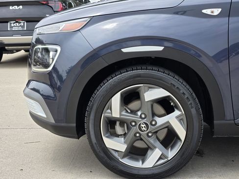 Used 2022 Hyundai Venue Limited FWD image 14