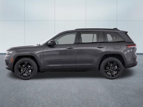 Used 2025 Jeep Grand Cherokee Altitude AWD/4WD image 8