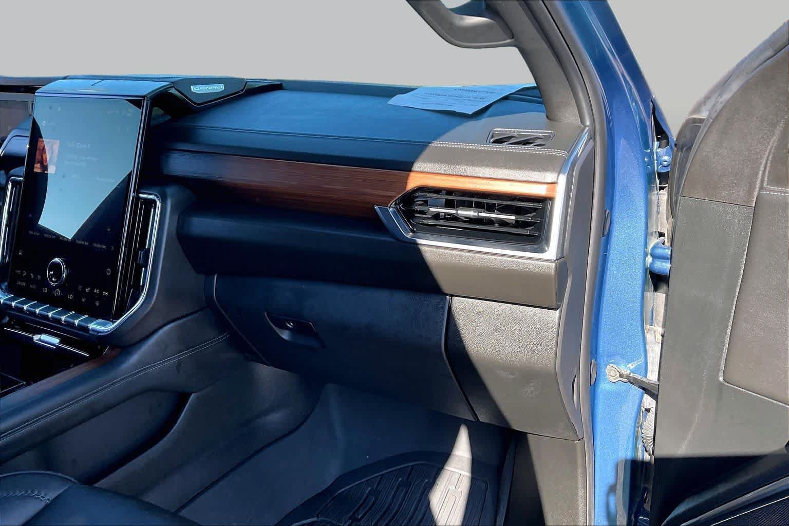 Used 2025 GMC Yukon Denali w/ Denali Reserve Package AWD/4WD image 18