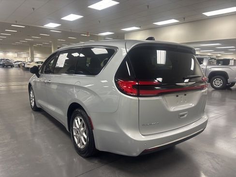 Used 2024 Chrysler Pacifica Touring-L image 5
