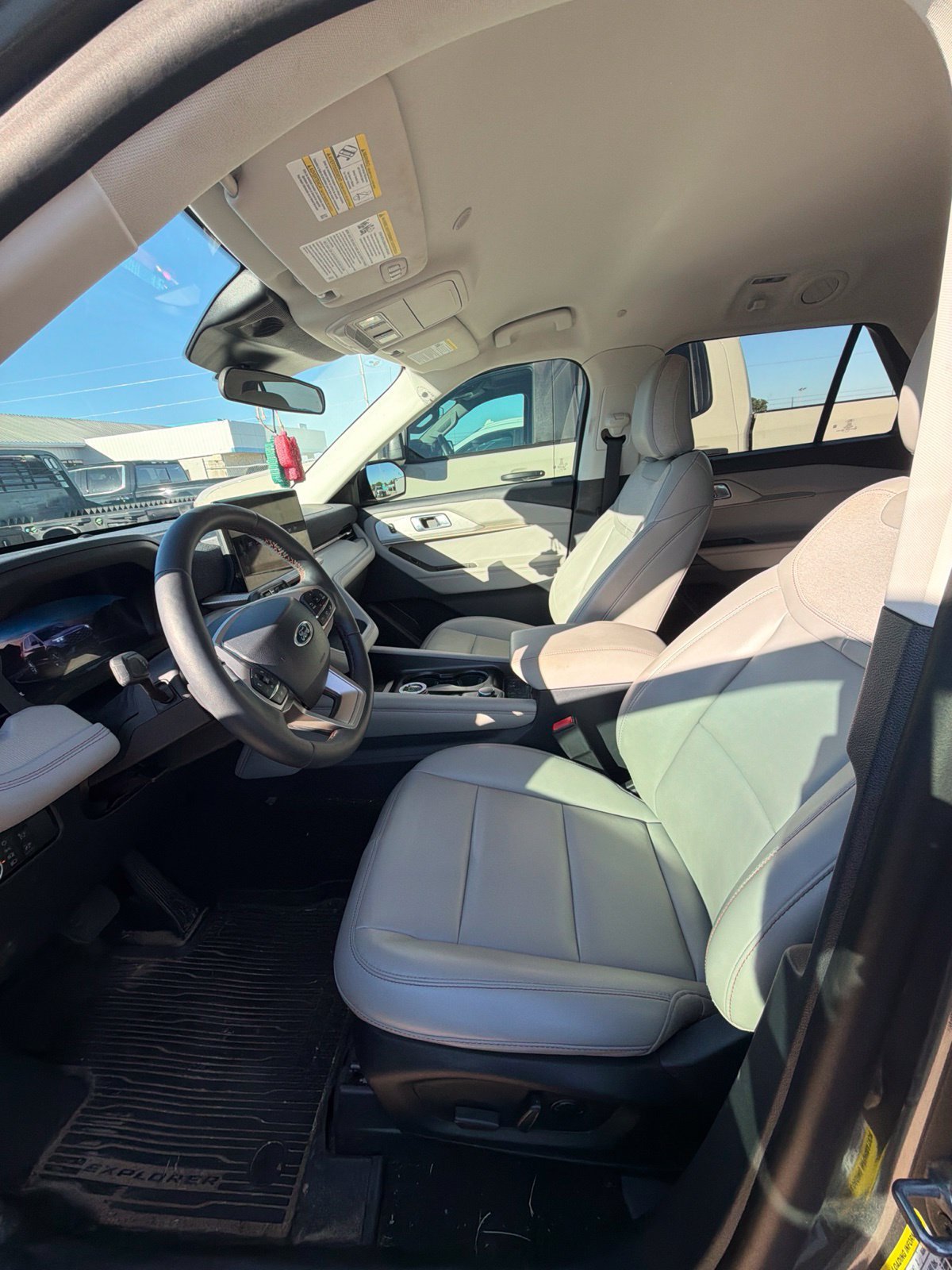 Used 2025 Ford Explorer Active w/ Active Comfort Package RWD image 8