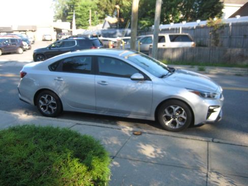 Used 2019 Kia Forte LXS FWD image 4