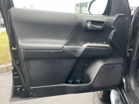 Used 2019 Toyota Tacoma TRD Sport AWD/4WD image 12